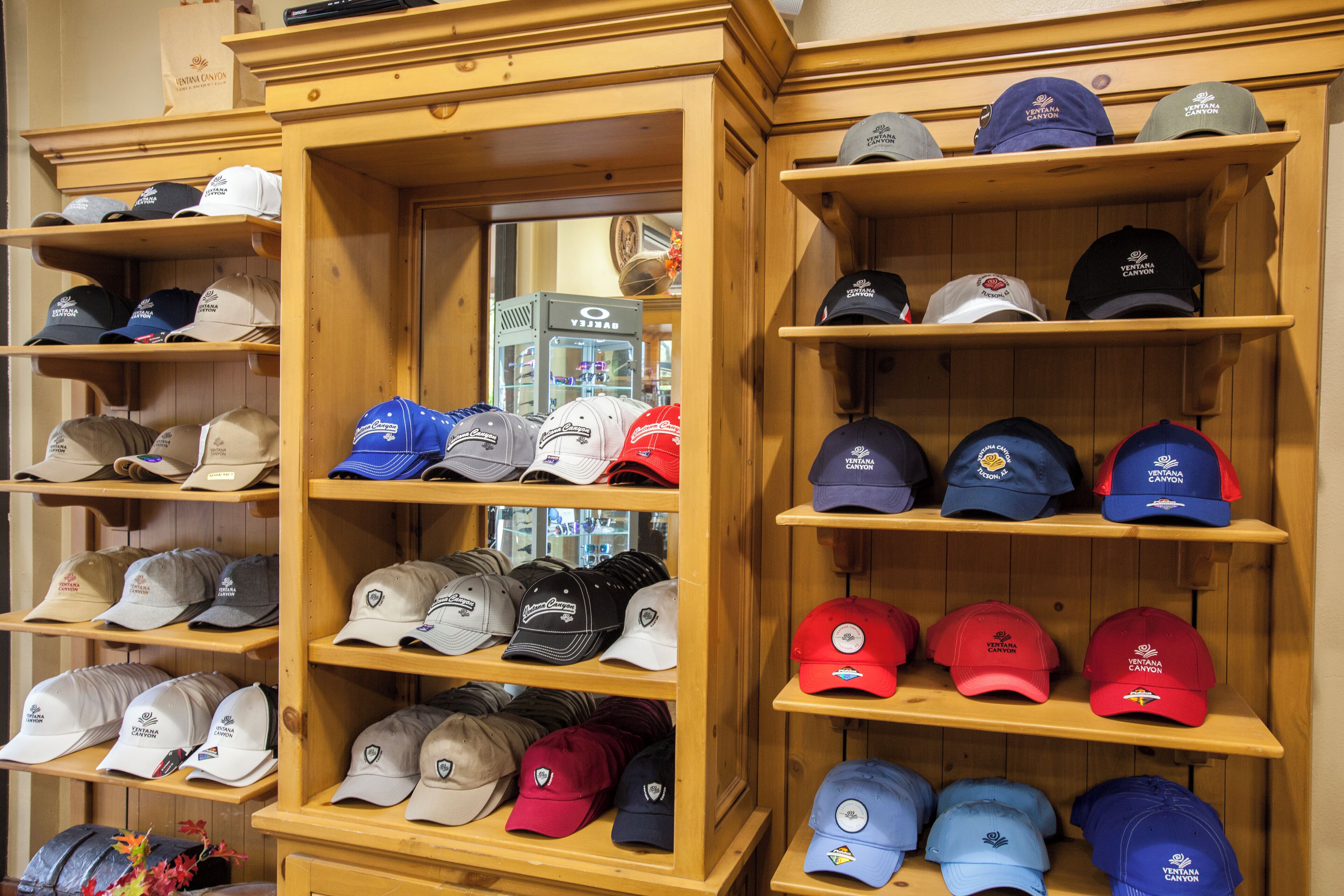 Una tienda con estantes de madera que exhiben una variedad de sombreros.