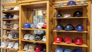 Una tienda con estantes de madera que exhiben una variedad de sombreros.