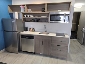 Suite, 1 King Bed, Non Smoking, Kitchenette | Private kitchen