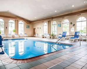 Sisäuima-allas avoinna 7.00–22.00, aurinkotuoleja