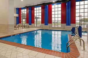 Piscina interna, funciona das 8h  às 22h, espreguiçadeiras