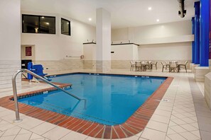 Piscina interna, funciona das 8h às 22h, espreguiçadeiras