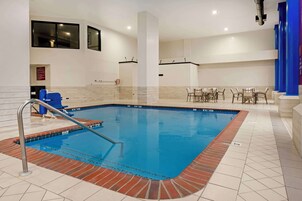 Piscina interna, funciona das 8h às 22h, espreguiçadeiras