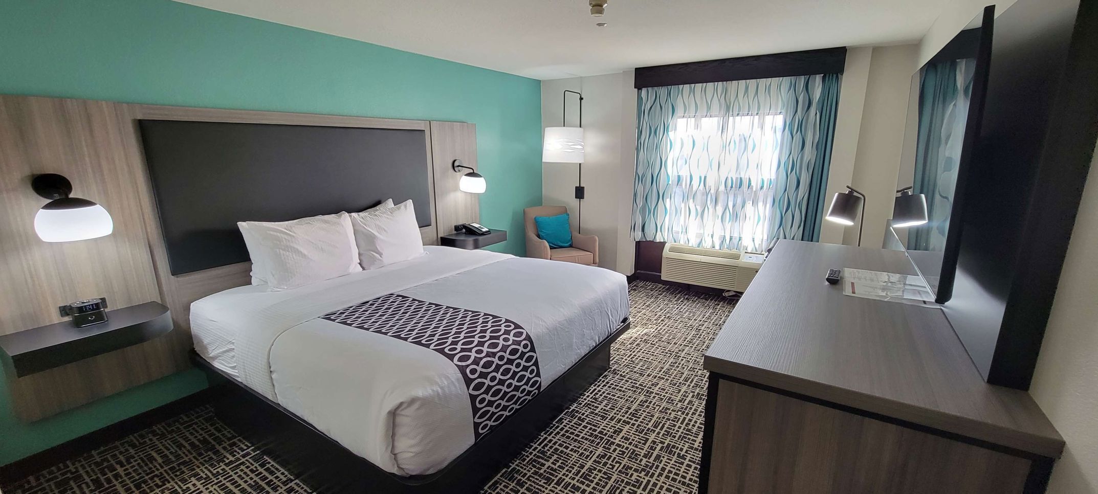 Allergikerbettwaren, Schreibtisch, Verdunkelungsvorhänge