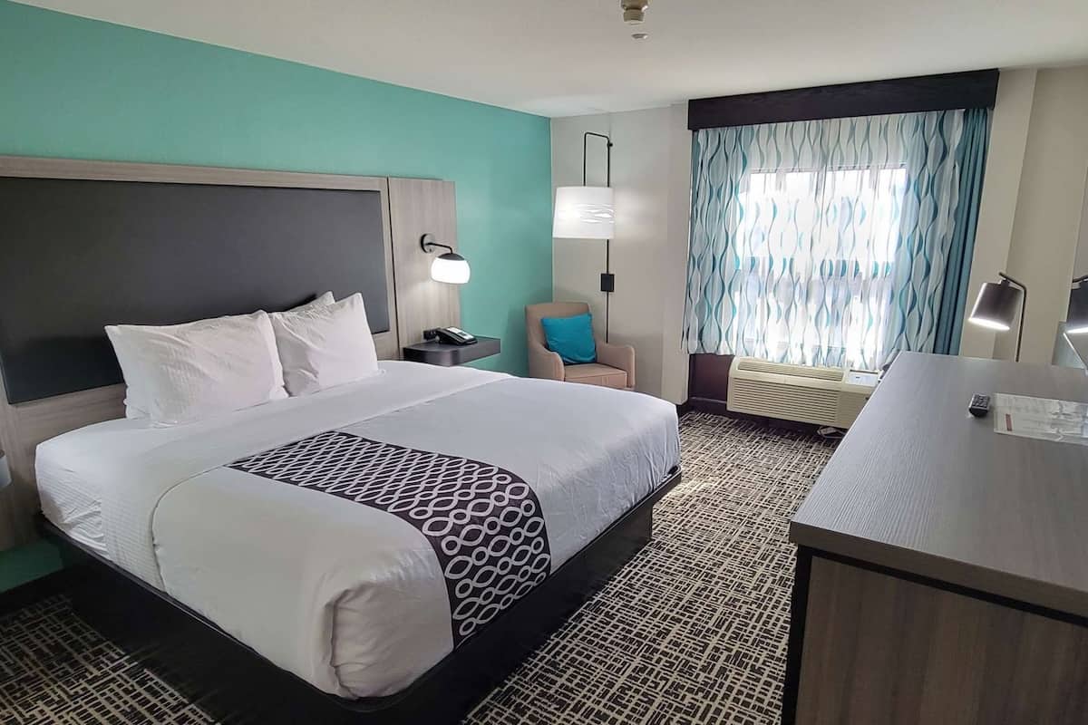 Literie hypoallergĂ©nique, bureau, rideaux dâobscurcissement