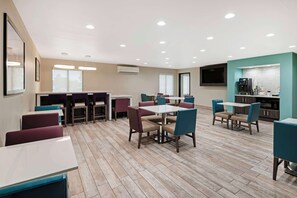 Café da manhã com buffet grátis todos os dias