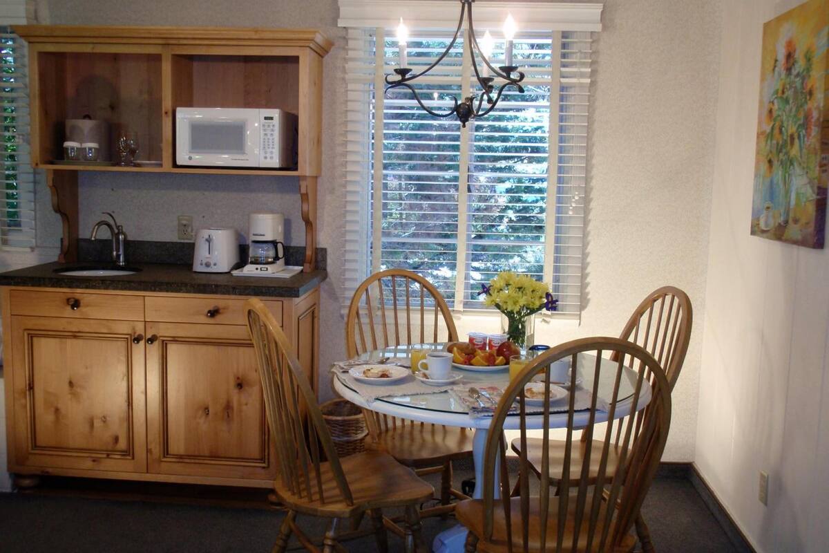 fridge, coffee/tea maker, toaster