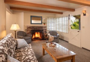 40-inch TV with cable channels - Horizon Inn and Ocean View Lodge (Carmel)