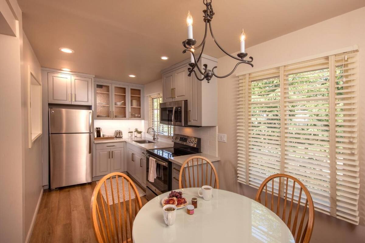 fridge, coffee/tea maker, toaster