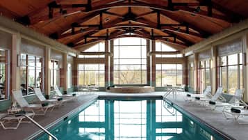 Piscina coperta, lettini