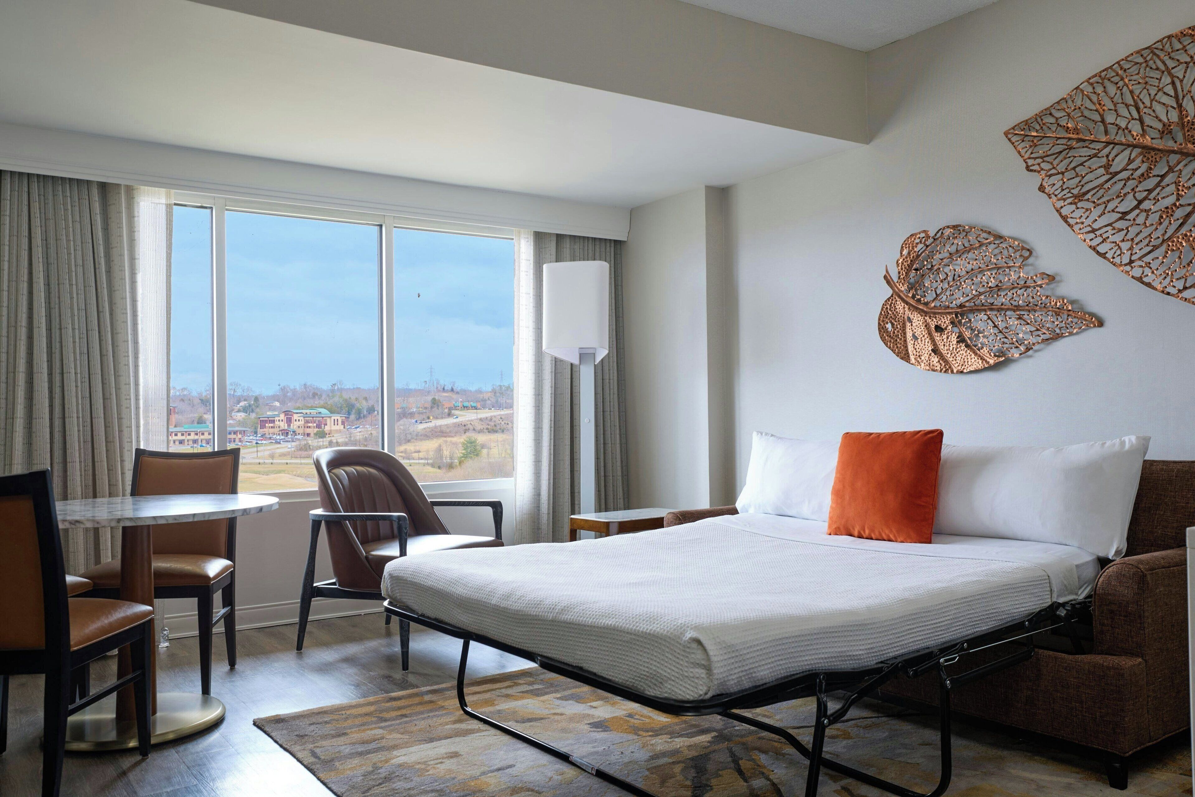 Escrivaninha, ferros/tábuas de passar roupa, berços grátis