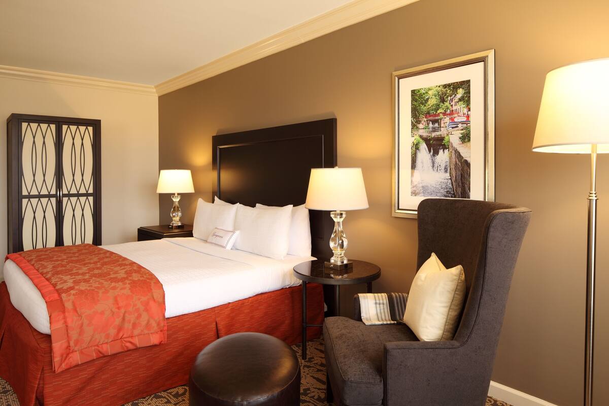 Premium bedding, in-room safe, desk, iron/ironing board