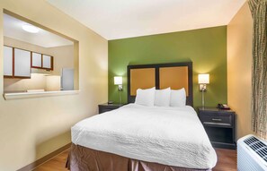 Deluxe Studio, 1 Queen Bed with Sofa bed, Non Smoking | Desk, free WiFi, bed sheets