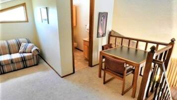 Condo, 3 habitaciones | Decoración personalizada, ropa de cama y despertador