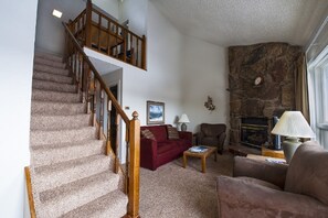 Apartamento, 3 habitaciones | Sala de estar | Una televisión de pantalla plana, una chimenea, un reproductor de DVD