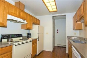 Frigorífico, microondas, placa de cocina y lavavajillas