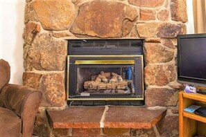 Apartamento, 2 habitaciones | Chimenea