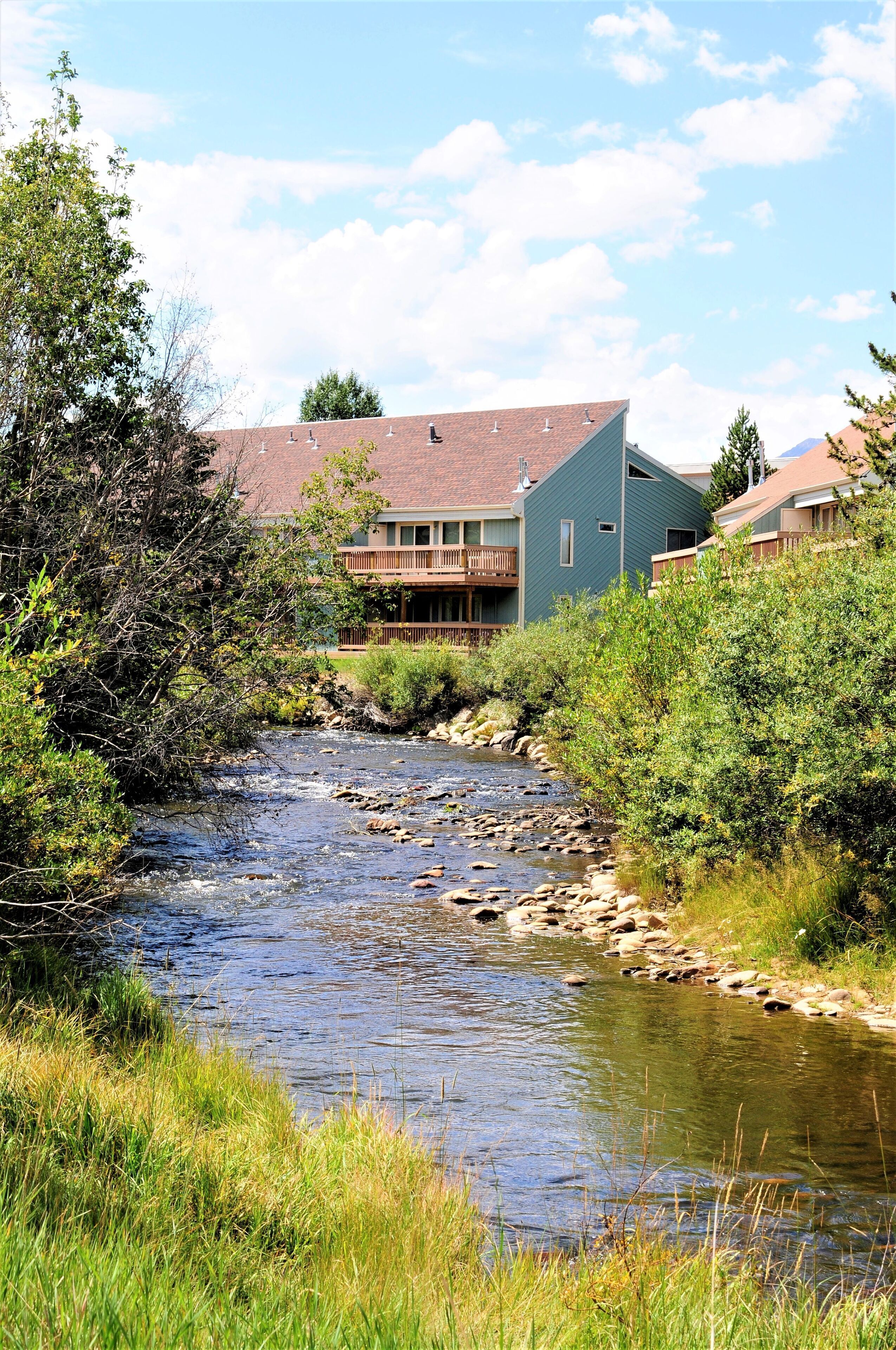 A river flowing through a residential area with houses on the banks.