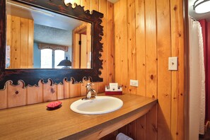 Habitación, 2 camas Queen size (Boynehof) | Baño | Tina con regadera, amenidades de baño gratuitas, toallas 