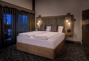 Room, 1 King Bed (Chalet Edelweiss) | Free WiFi, bed sheets - Boyne Mountain Resort (Boyne Falls)