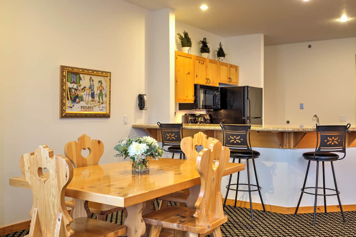 Deluxe Suite, 1 Bedroom (Mountain Grand Lodge, King Suite) | Free WiFi, bed sheets