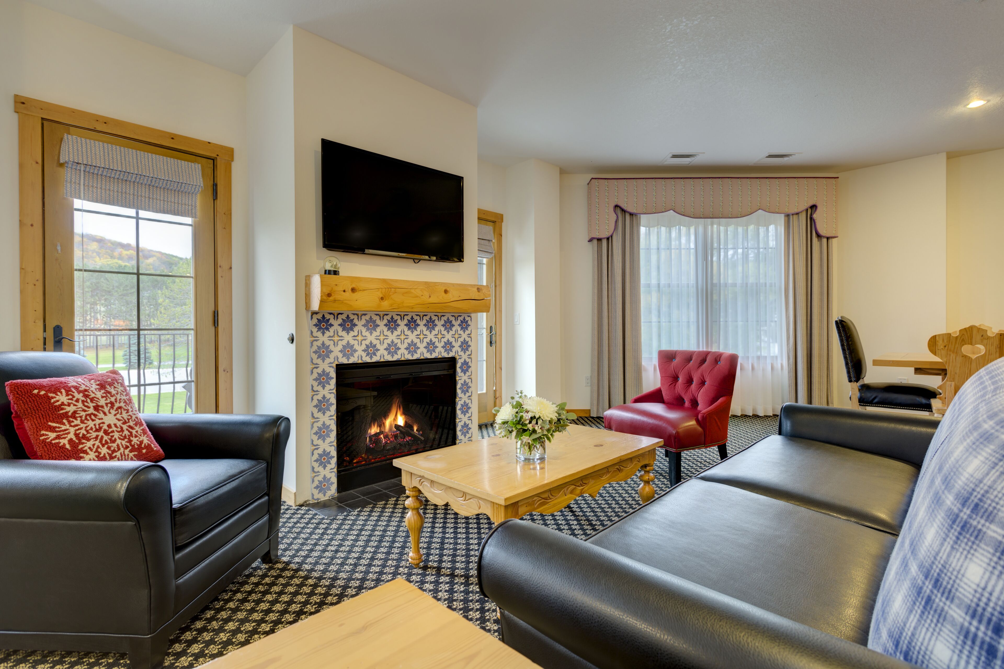 deluxe suite, 1 bedroom (mountain grand lodge, king suite) | living area | tv