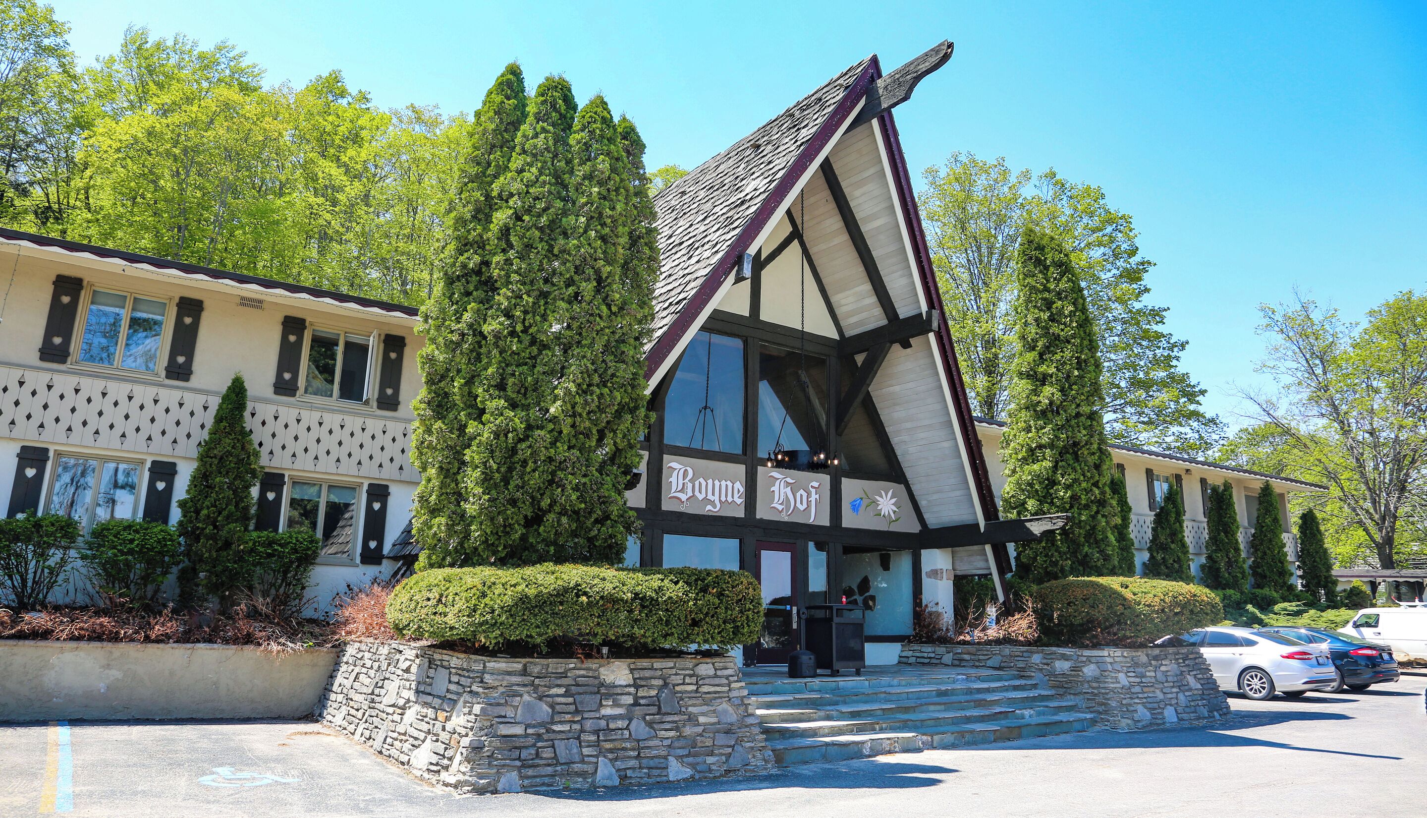 A traditional building with a steeply pitched roof, a sign reading 'Boyne Hof,' and stone steps leading to the entrance.