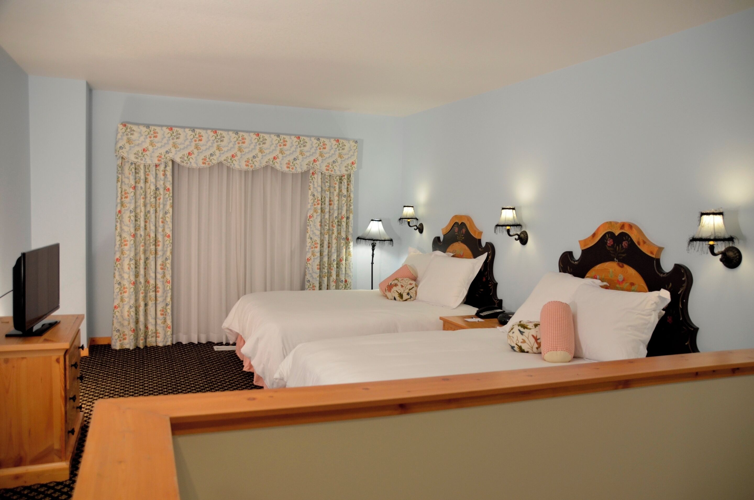 Suite Grand, 1 habitación (Mountain Grand Lodge, Two Queen Suite) | Wifi gratis y ropa de cama 