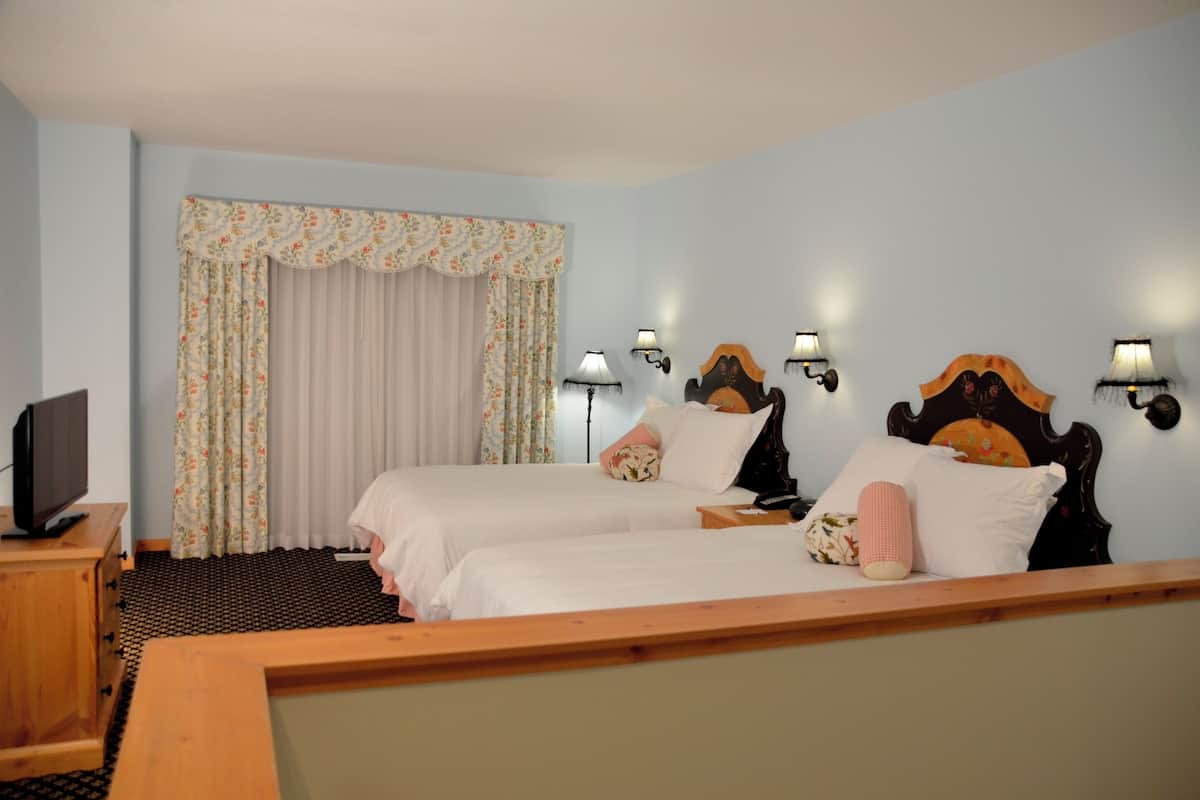 Suite Grand, 1 habitación (Mountain Grand Lodge, Two Queen Suite) | Wifi gratis y ropa de cama