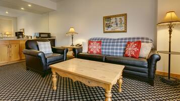 Grand Suite, 1 Bedroom (Mountain Grand Lodge, Two Queen Suite) | Living room | Books