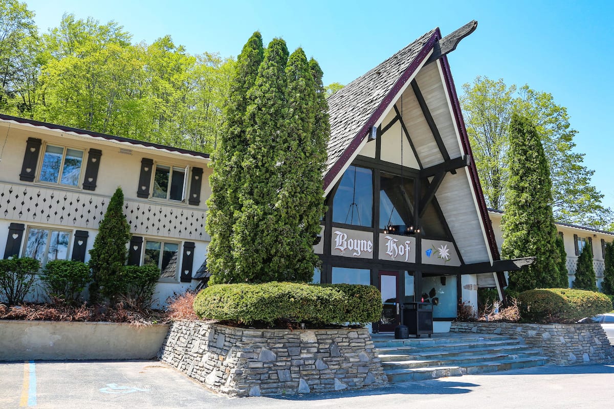 Ropa de cama hipoalergénica y caja de seguridad en la habitación