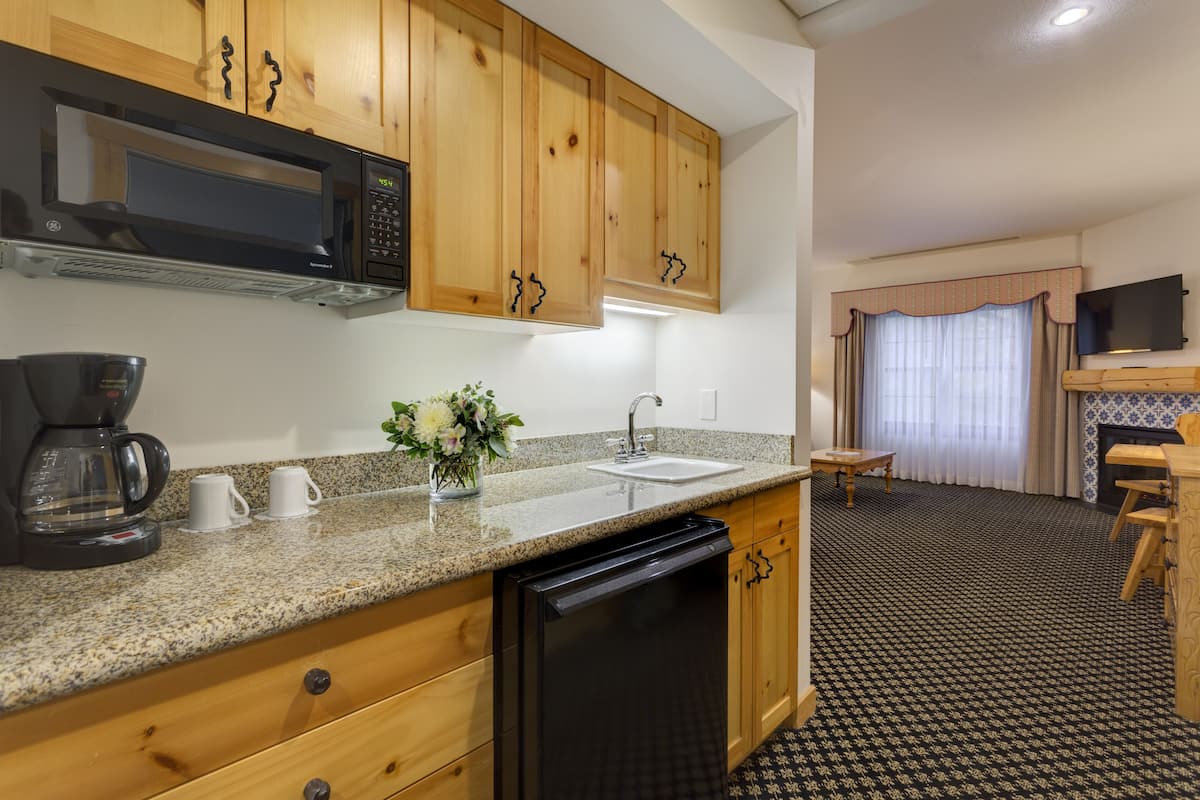 grand room, 1 queen bed with sofa bed (mountain grand lodge) | living area | tv