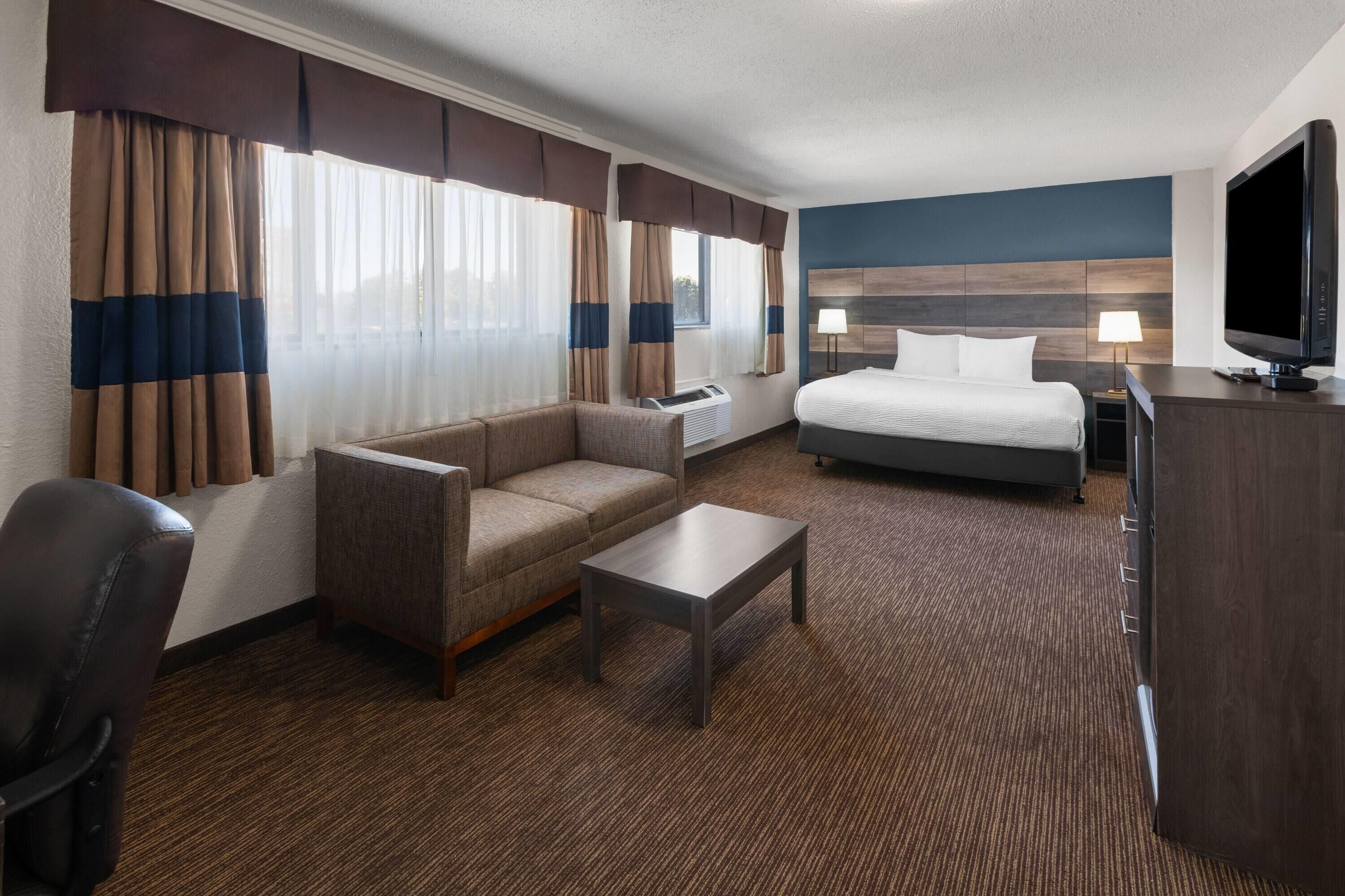 Suite, 1 très grand lit, non-fumeurs | Bureau, rideaux occultants, Wi-Fi gratuit, draps fournis