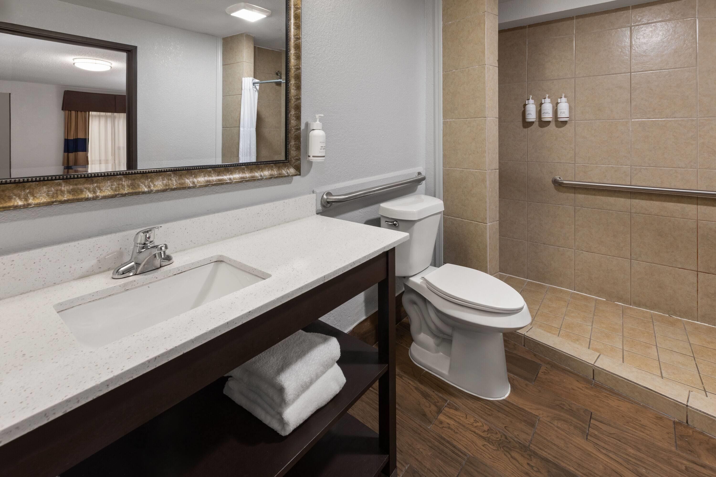 Chambre, 2 lits doubles, non-fumeurs | Salle de bain accessible aux personnes à mobilité réduite