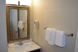 Een haardroger, handdoeken