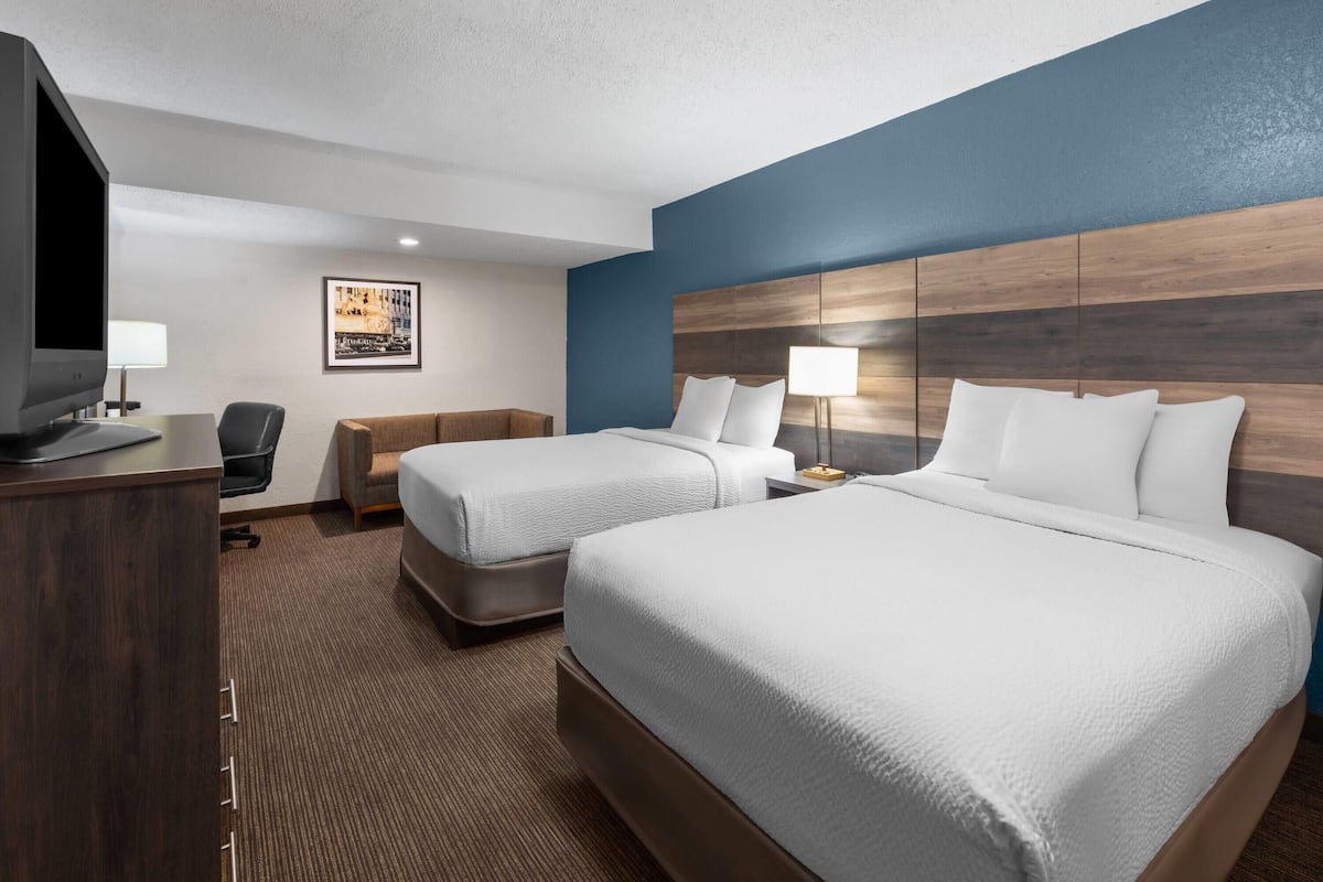 Suite, 2 Double Beds, Non Smoking | Desk, blackout drapes, WiFi (free), bed sheets