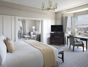 Een kluis op de kamer, een bureau, een strijkplank/strijkijzer