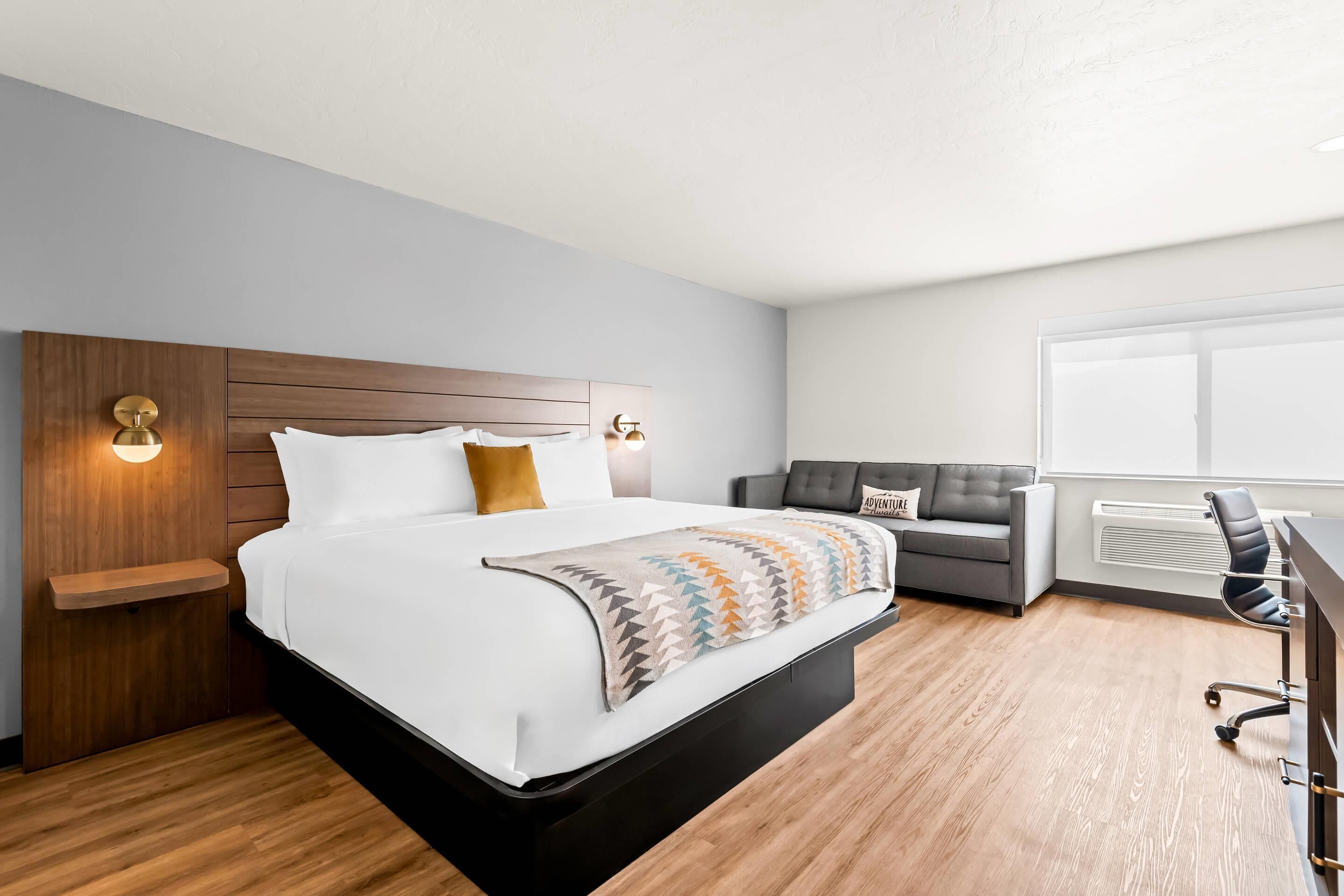 Quarto standard, 1 cama King e sofá-cama, para não fumantes | Roupas de cama antialérgicas, espaço de trabalho para notebook