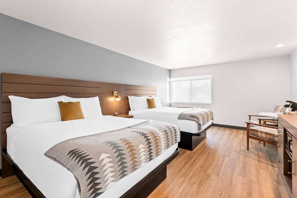 Ropa de cama hipoalergénica y espacio para trabajar con laptop 