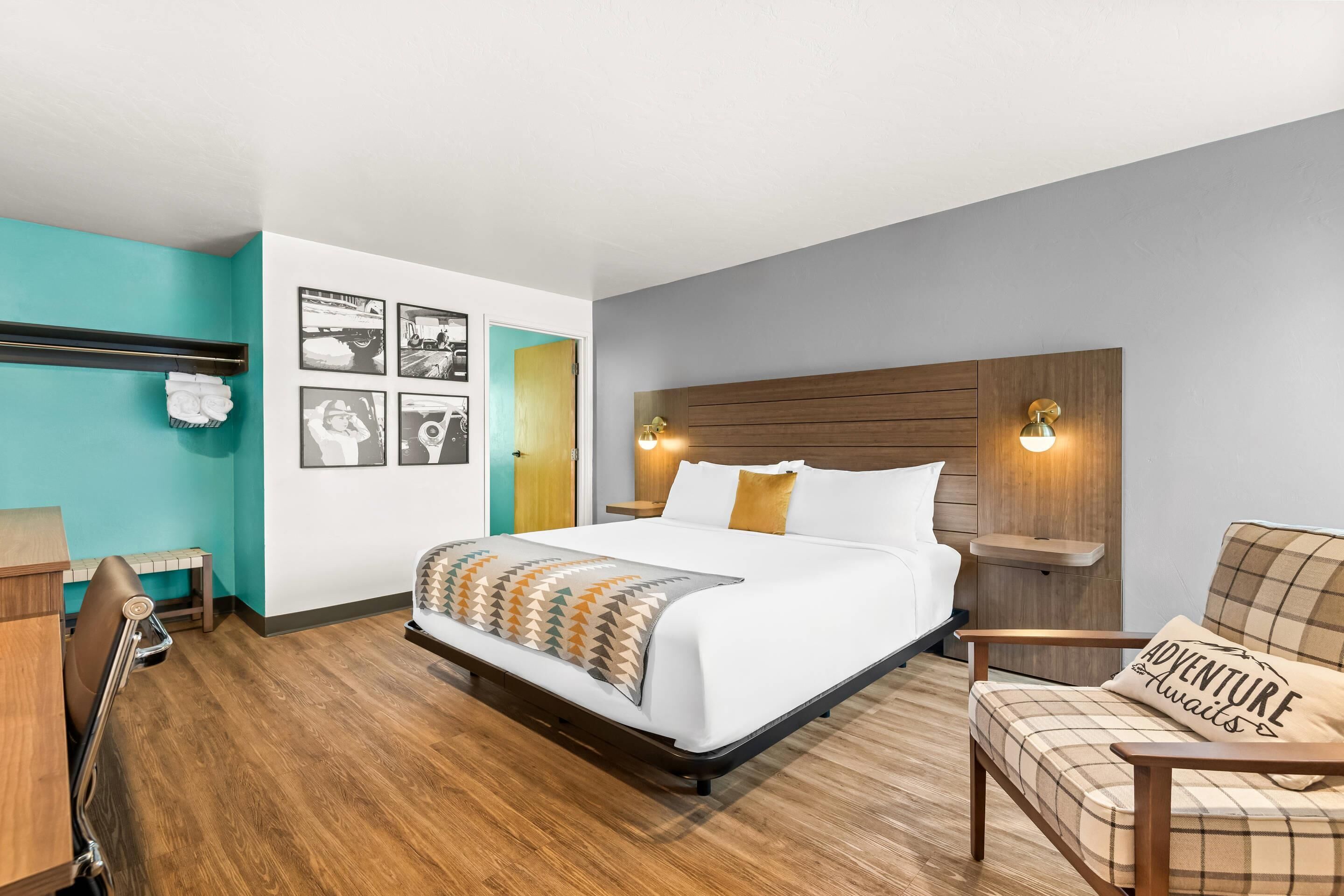 Quarto, 1 cama King, acessível, para não fumantes | Roupas de cama antialérgicas, espaço de trabalho para notebook