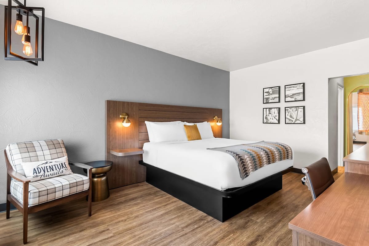Ropa de cama hipoalergénica y espacio para trabajar con laptop 