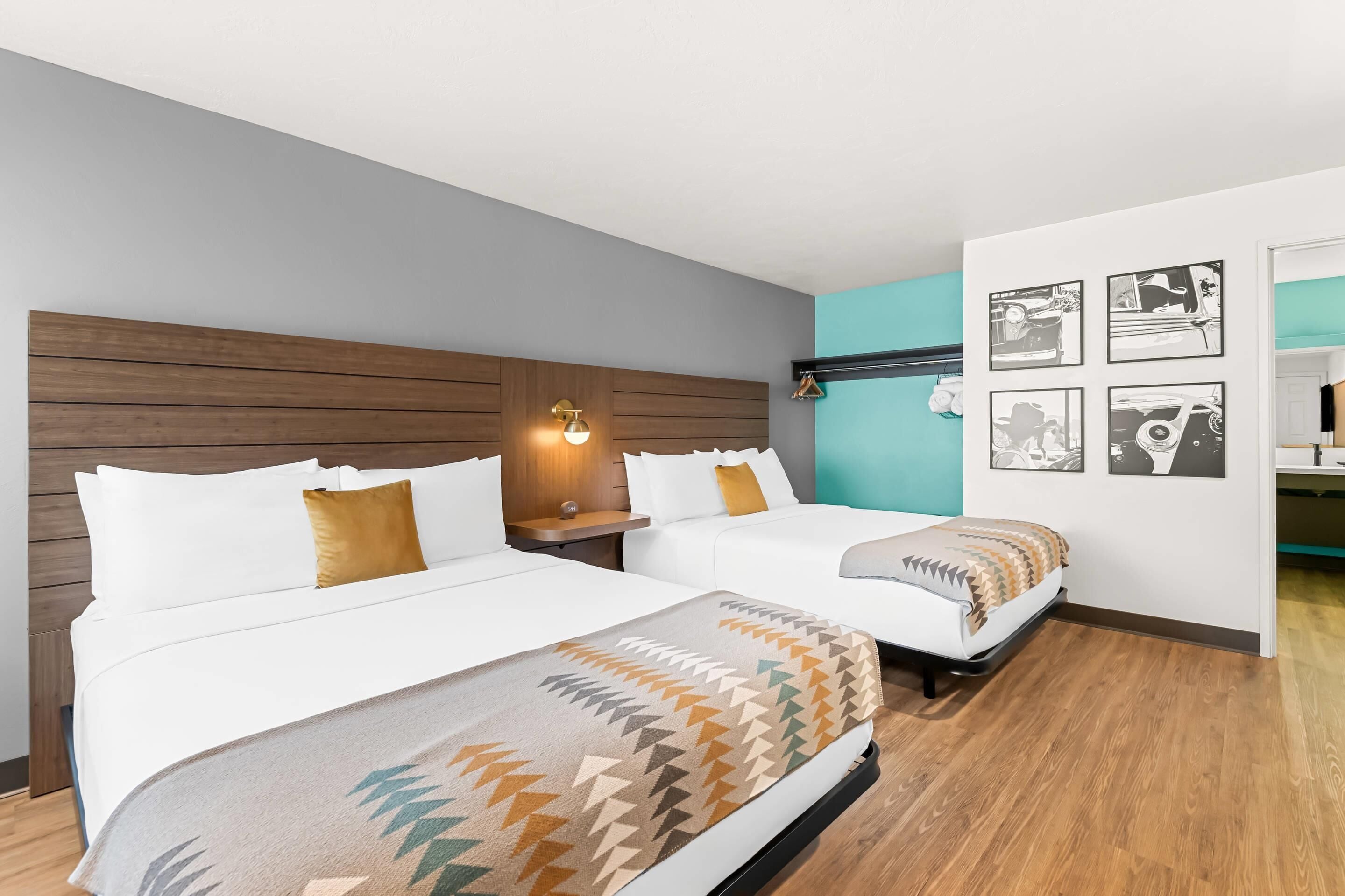 Quarto, 2 camas Queen, acessível, para não fumantes | Roupas de cama antialérgicas, espaço de trabalho para notebook