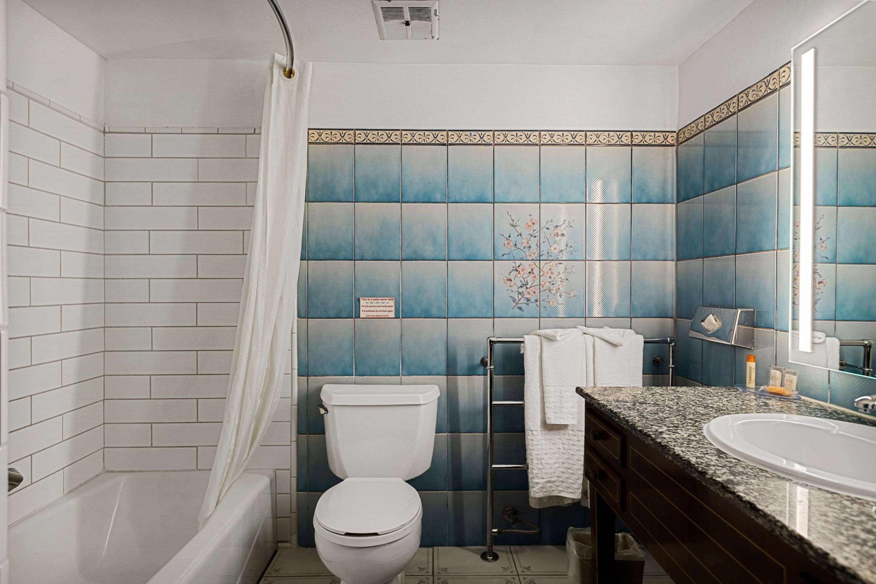 standard room, 1 king bed, non smoking, balcony | bathroom | combined shower/bathtub, free toiletries, hair dryer, towels