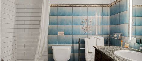 Une salle de bain avec une baignoire, des toilettes et un lavabo.