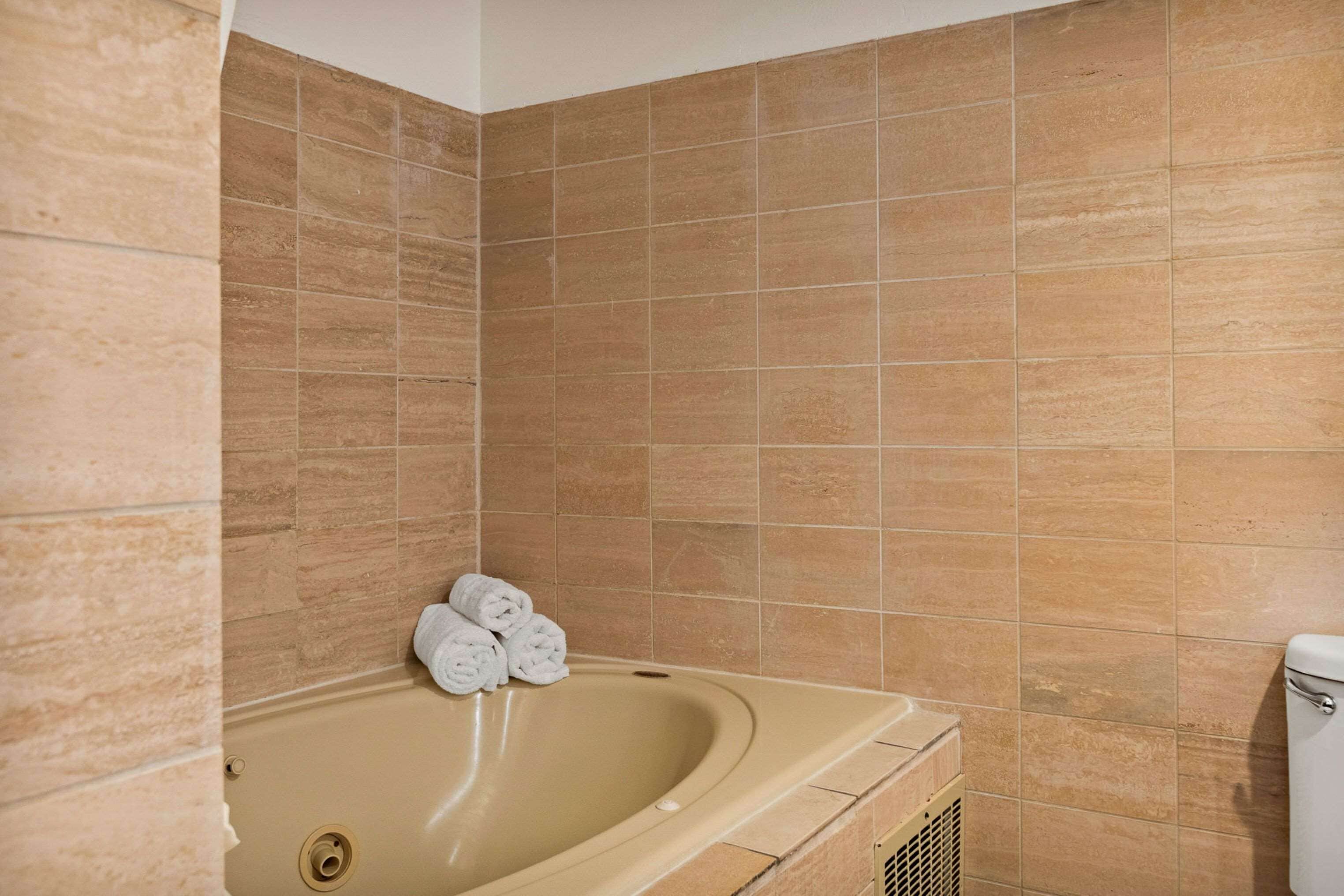 standard room, 1 king bed, non smoking, balcony | bathroom | combined shower/bathtub, free toiletries, hair dryer, towels