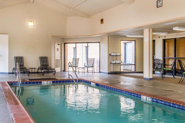 Una piscina techada, sillones reclinables de piscina