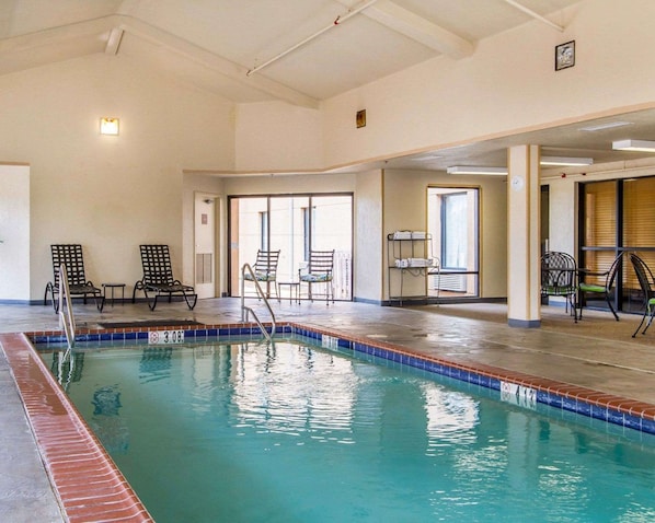 Piscine couverte, chaises longues