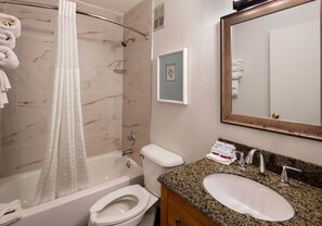 Ducha y bañera combinadas y artículos de higiene personal gratuitos