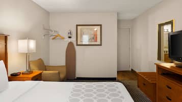 One King Non-Smoking | Desk, free WiFi, bed sheets