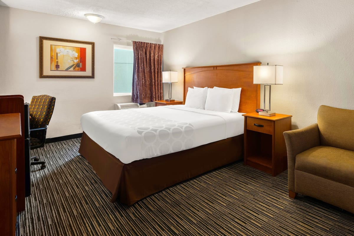 Chambre non-fumeurs, grand lit deux places | Bureau, Wi-Fi gratuit, draps fournis